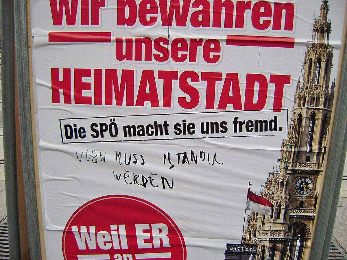 Dieser Graffiti-Künstler ist wohl gar nicht einverstanden mit dem Slogan auf dem Plakat.