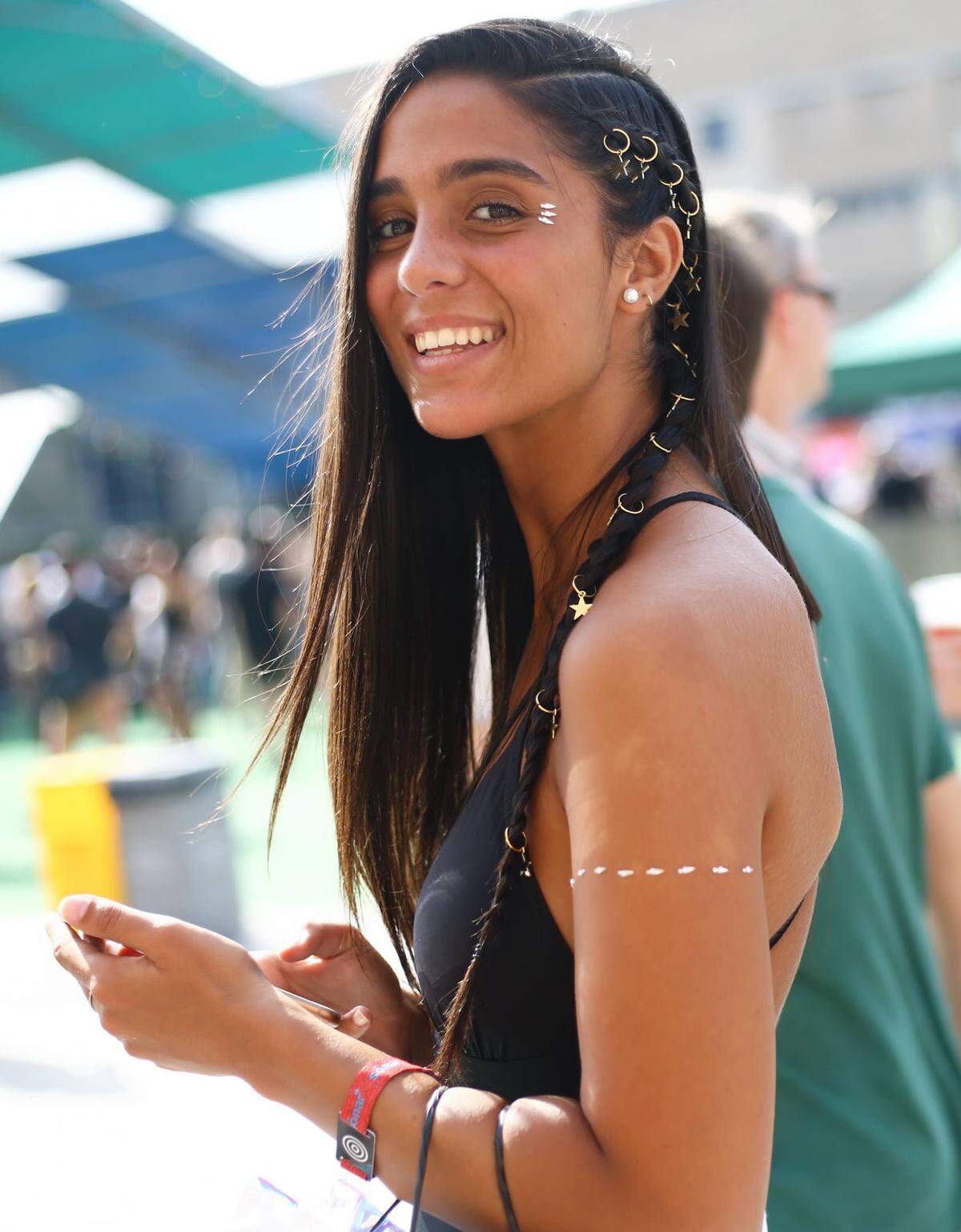 Überhaupt ist Körper- und Haarschmuck bei Festivals oftmals essentiell. Hier etwa mit goldene Accessoires in der Frisur und bemalter Haut.