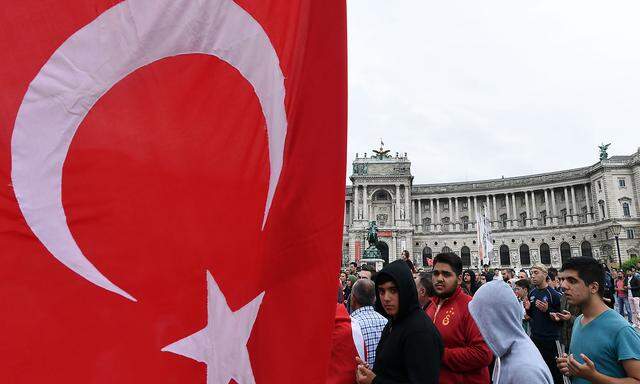 International wurde gegen den Putschversuch demonstriert. Viele Türken sind damals geflohen und haben in Deutschland und anderen Ländern um Asyl angesucht. 