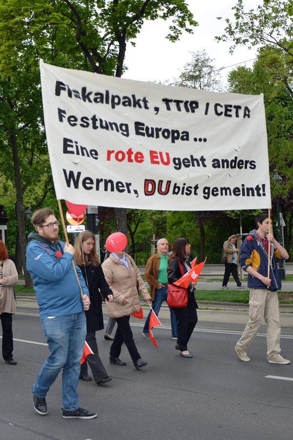 Doch nicht alle Genossen sind erfreut über Faymann. Einige fordern etwa eine deutlichere, rotere Handschrift auf EU-Ebene.