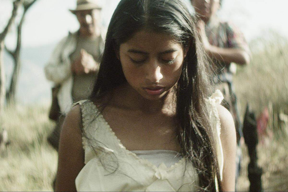 "Ixcanul"Das 17-jährige Maya-Mädchen María (María Mercedes Croy), soll gegen ihren Willen mit dem Vorarbeiter der heimischen Kaffeeplantage verheiratet werden. Regisseur Jayro Bustamante, der selbst in in Guatemala in der Region der Kakchiquel Mayas aufwuchs, erzählt in seinem Film über das heutige Leben indigener Kulturen. María will die Welt jenseits der Maya-Kultur entdecken und so verführt sie einen mittellosen Kaffeepflücker. Dieser soll mit ihr in die USA flüchten. Doch ihre Pläne laufen schief: er lässt sie einfach in ihrer Heimat zurück. Nun muss das Mädchen die Werte und Kultur ihrer Familie neu für sich entdecken. 