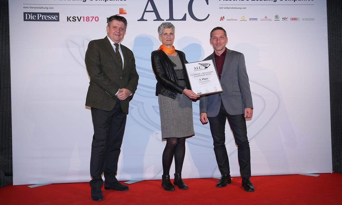 Auszeichnung 3. Platz Kategorie National Großbetriebe für die Variotherm-Heizsysteme GmbH: DONAU Versicherung-Landesdirektor Thomas Fischill (l.) mit den Preisträgern Variotherm-Zahlenverantwortiche Eva Demuth und Gernot Baumgartner. Hier finden Sie alle Infos zu ALC NÖ >>>