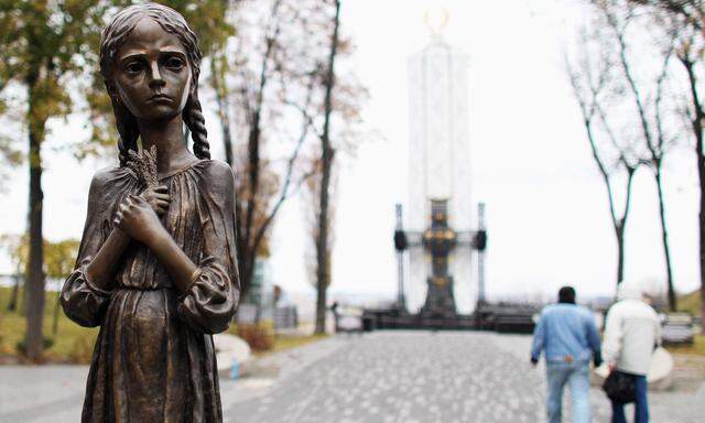Ein Mädchen mit Getreideähren. Das Holodomor-Denkmal in Kiew.