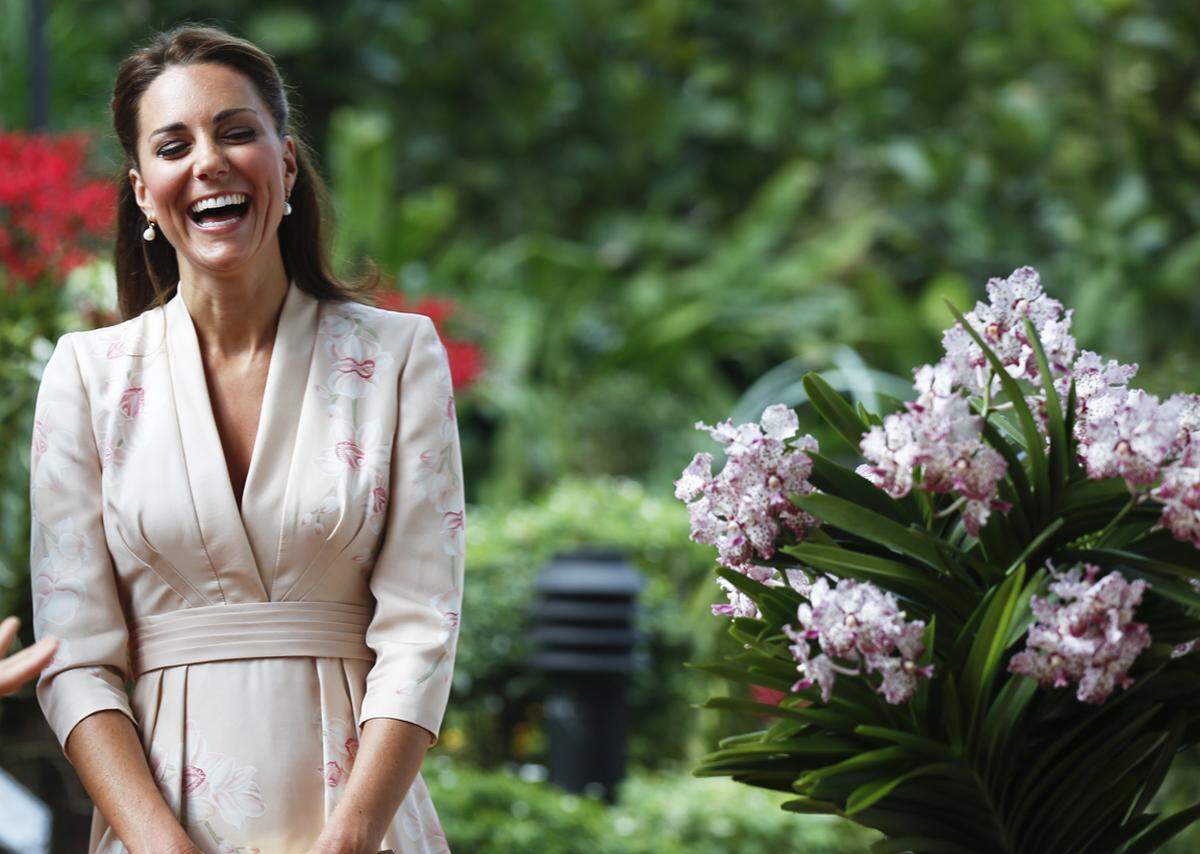 Ein perfekt auf den Anlass abgestimmtes Kleid. Immerhin wurde im Orchideen-Garten des Botanischen Gartens in Singapur eine Orchidee nach Kate und William benannt.