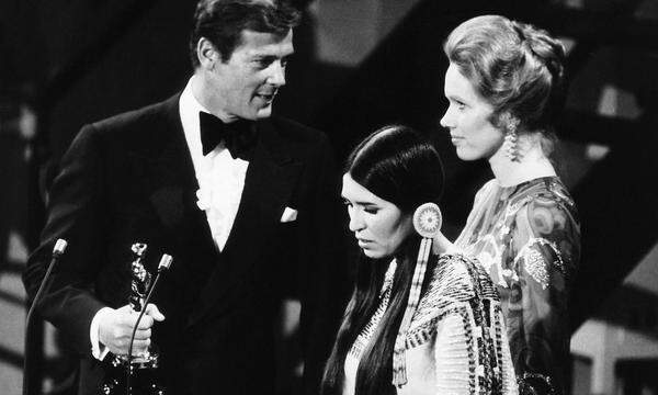 Roger Moore, Sacheen Littlefeather, und Liv Ullmann bei der Oscar-Verleihung 1973.