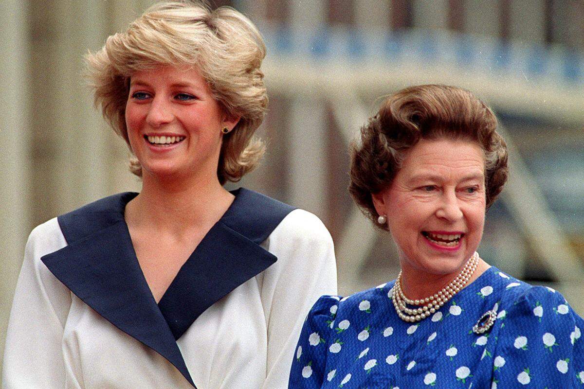 Königin Elizabeth II. zeigte nach dem Tod der Ex-Schwiegertochter, die 1996 von Charles geschieden wurde, öffentlich keine Gefühle und blieb in ihrem schottischen Schloss Balmoral. Währenddessen weinte die Bevölkerung fassungslos und legte ein Meer aus Blumen vor den Londoner Buckingham-Palast.