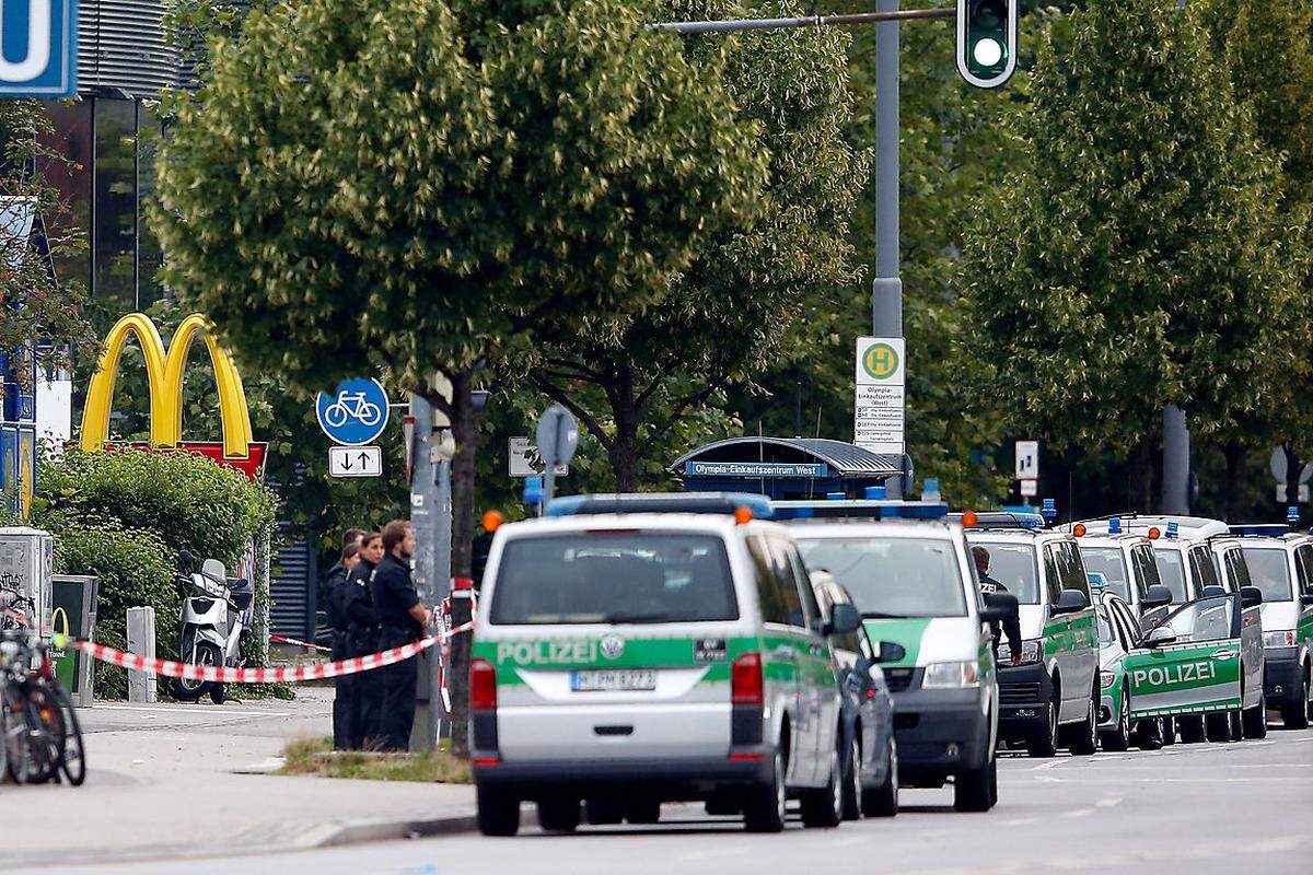 Um kurz vor 18 Uhr kam der Alarm: Die ersten Schüsse fallen bei einem Schnellrestaurant nahe des Odeon-Einkaufszentrums. Von diesem Zeitpunkt an sind überall in München Polizeisirenen zu hören. Die Entwarnung kommt erst nach ein Uhr: Der Täter, ein 18-jähriger Deutsch-Iraner, habe sich das Leben genommen.  