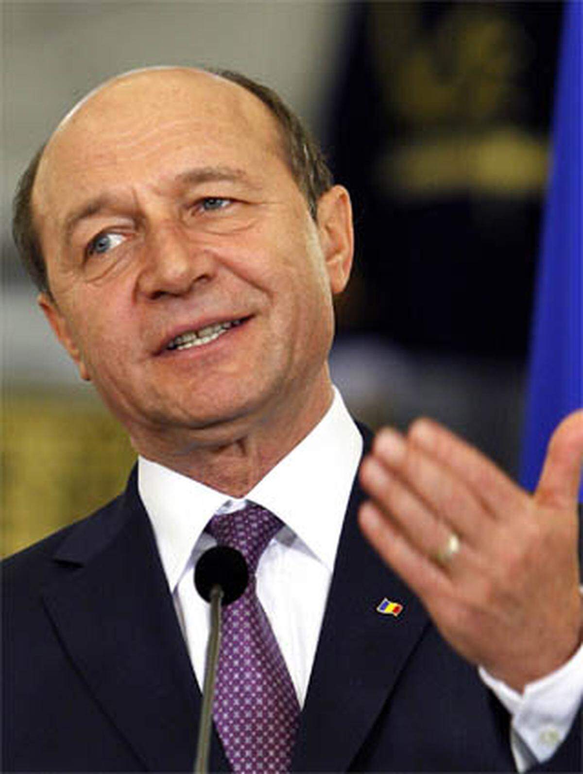 Gespalten ist das liberale Lager in Rumänien: Die regierenden Liberaldemokraten (PDL) von Staatspräsident Traian Basescu und die nationalliberale Partei (PNL) sind erbitterte Gegner. Nach der letztjährigen Regierungskrise will das Kabinett von Ministerpräsident Emil Boc Pensionen und Beamtengehälter (Letztere gar um ein Viertel!) kürzen, um die von der Krise schwer angeschlagene Volkswirtschaft zu sanieren.