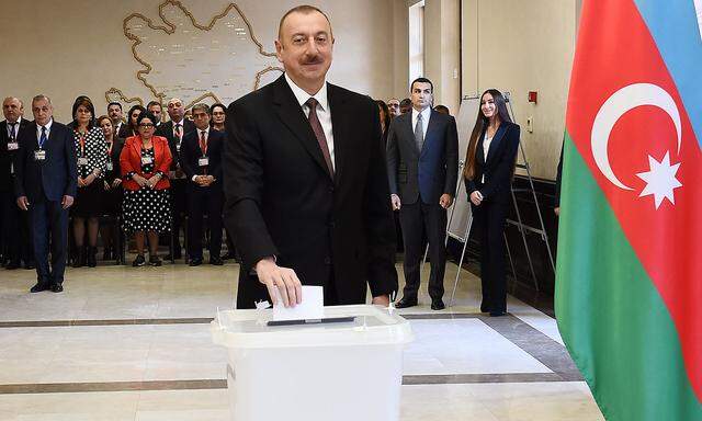 Ilham Alijew gibt seine Stimme ab und wird auch weiterhin Präsident von Aserbaidschan bleiben.