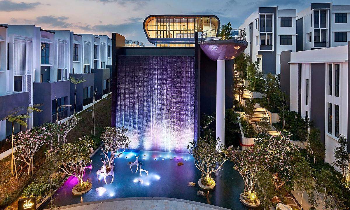 "16 Quartz" nennt sich die Anlage in Selangor, Malaysia, die mit dem Fiabci World Prix d'Excellence in der Kategorie Wohnbau ausgezeichnet wurden. Die von der Mitraland Group geplanten Häuser mit zeitgenössischem Design richten sich zu einem Garten, der eine Erweiterung der Wohnfläche bietet. Die Einreichfrist für den Fiabci Prix d'Excellence Austria für innovative, gesellschaftlich nachhaltige Immobilienprojekte läuft noch bis 6. Juni. (red., 17. 5. 2018)