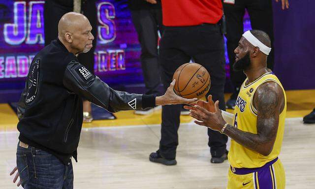 February 7,Die Staffelübergabe: Kareem Abdul-Jabbar gratuliert LeBron James, der seinen Punkterekord geknackt hat. 2023, Los Angeles, California, USA: Kareem Abdul-Jabbar presents a ball to Los Angeles Lakers forward LeBron