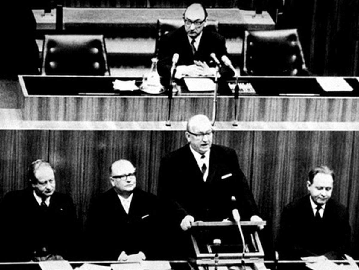 Dem Aufstieg Olahs folgte in den sechziger Jahren nach heftigen innerparteilichen Auseinandersetzungen ein tiefer Fall. Ein Interview mit der von der SPÖ als "gegnerisch" eingestuften "Presse" vom 15. September 1964 markierte den Gipfel des Konflikts.  Im Bild: Olah nach seinem Eintritt in die Regierung Gorbach als Innenminister im März 1963.