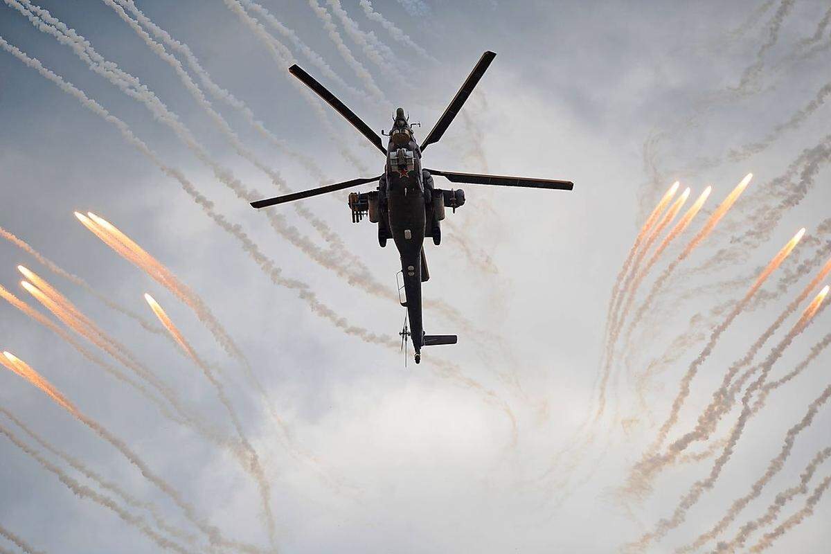 Auch zahlreiche Hubschrauber sind im Einsatz, hier ein Mi-28-"Havoc"-Kampfhubschrauber, allerdings der Kunstflugstaffel  "Berkuty" (Steinadler), er wirft Hitzefackeln ab, die infrarotgesteuerte Raketen ablenken sollen.