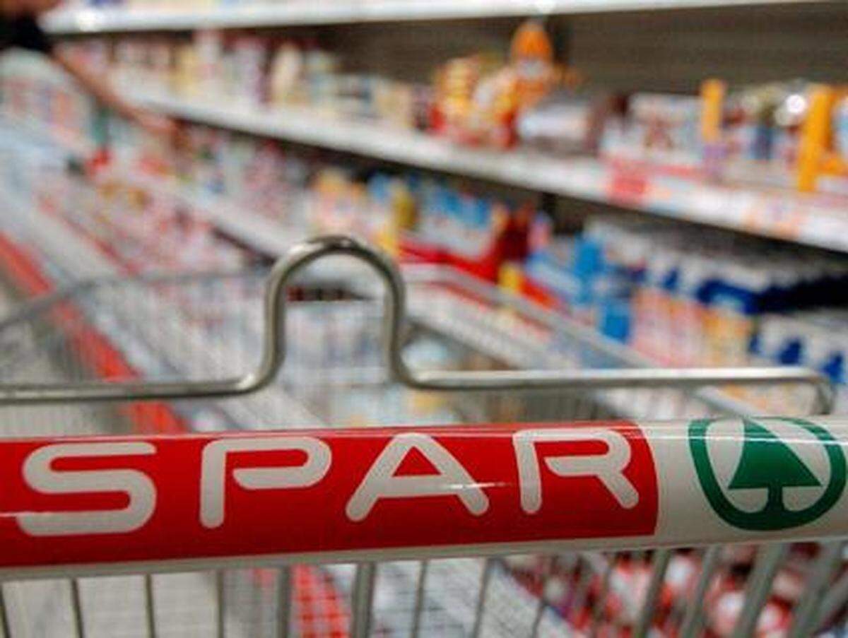 Es ist ein Kopf-an-Kopf-Rennen. Doch auch dieses Jahr hat Spar im Rennen um Platz 1 im heimischen Lebensmittel-Einzelhandel den Kürzeren gezogen: Mit11,71 Milliarden Euro Umsatz ist österreichs größter Arbeitgeber "nur" noch die Nummer 2 ... (2009: Platz 4)