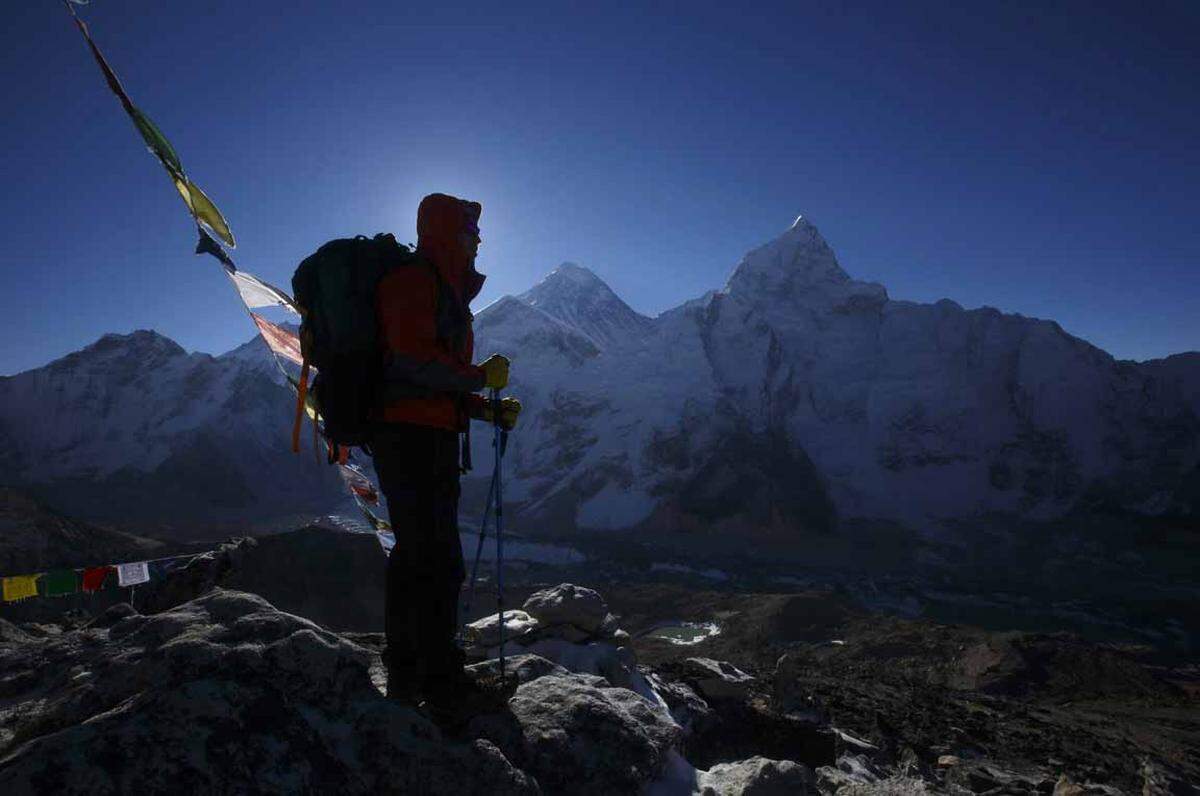 Durch das Beben wurde der Mount Everest sogar verschoben. Das nordöstlich verlaufende Massiv des höchsten Bergs der Welt sei drei Zentimeter nach Südwesten gewandert.