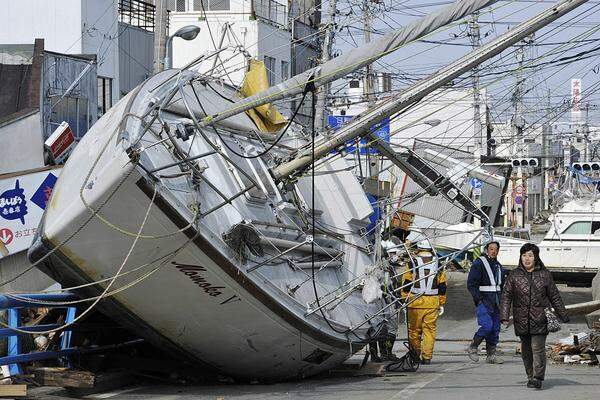 Dienstag (22. März): Dieses Segelboot liegt in Ishinomaki mitten in der Stadt auf dem Trocken.