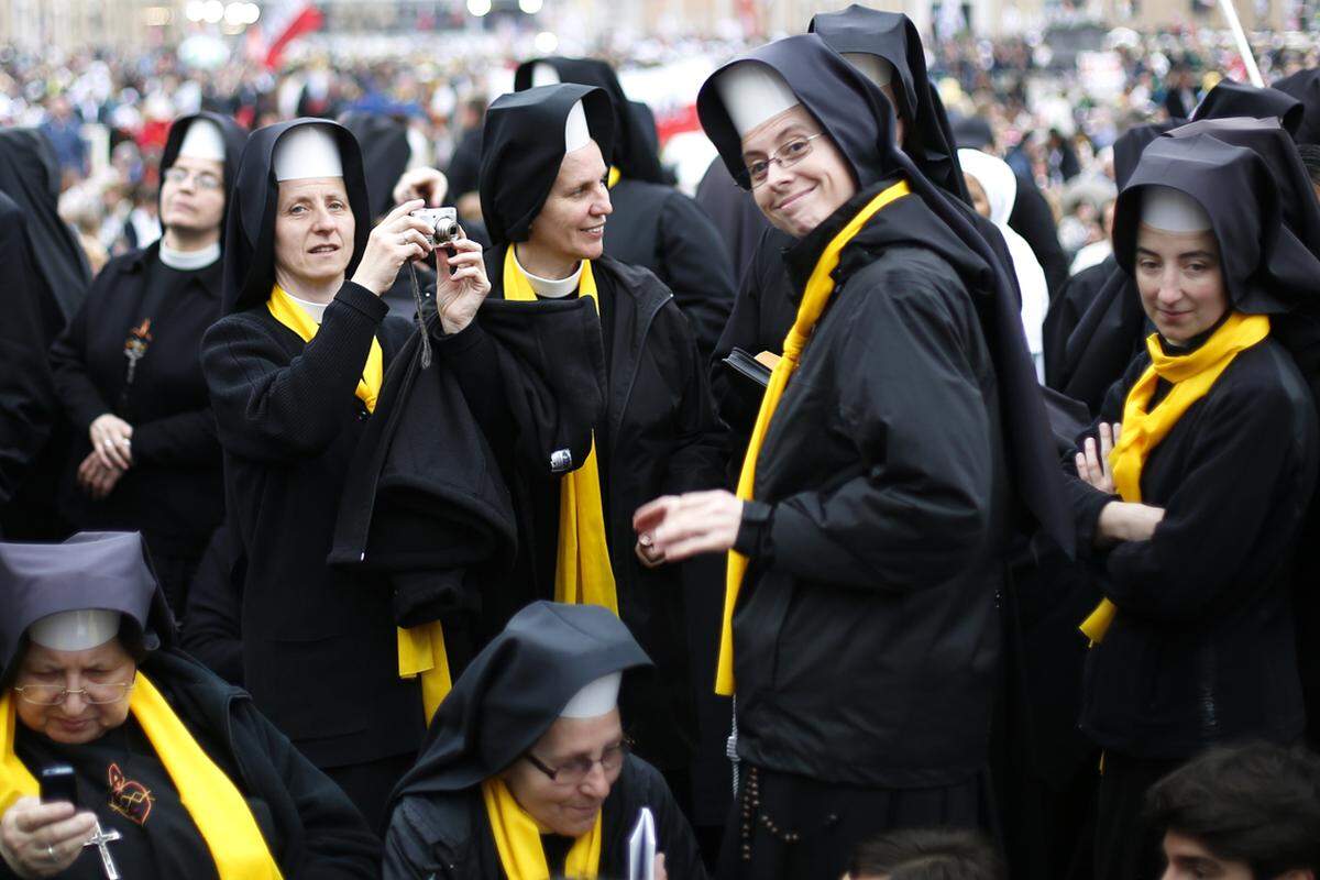 Nonnen warten auf den Beginn der Zeremonie.