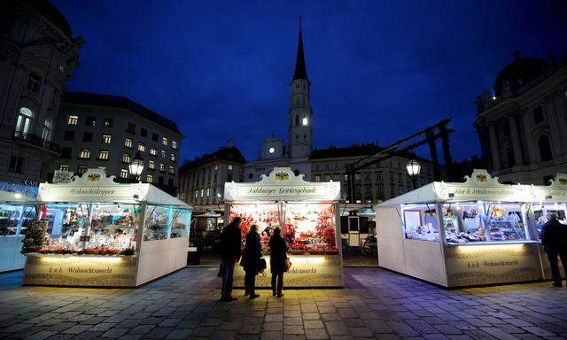 An historischer Adresse, auf dem Michaelerplatz, hat ein neuer Weihnachtsmarkt mit der Bezeichnung k. u. k. eröffnet.