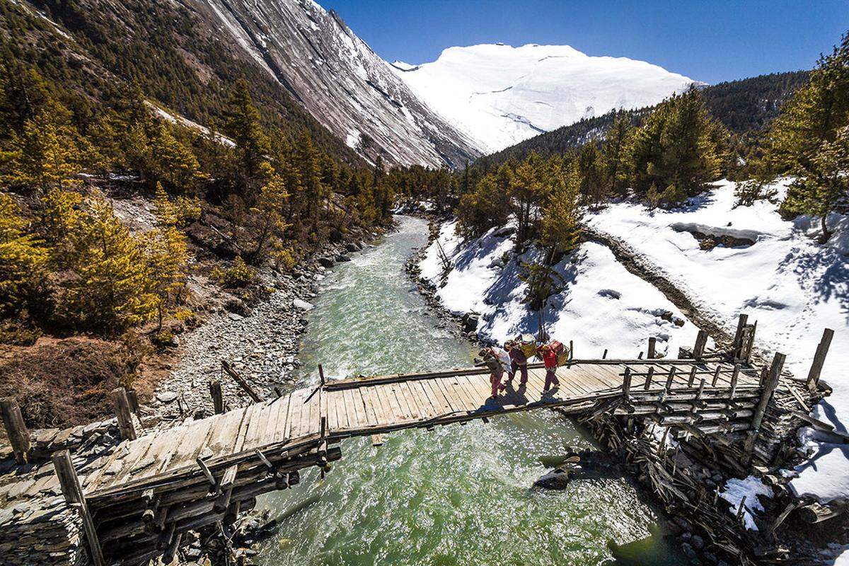 Der Fernwanderweg Annapurna Circuit führt um die spektakulären Gebirgsketten zwischen Annapurna I und Annapurna II im Himalayagebirge - oft entlang des Flusses Kali Gandaki, der das tiefste Durchbruchstal der Welt bildet.