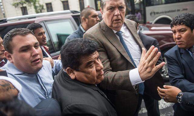 Alan Garcia (2.v.li., hier auf einem Archivbild) darf Peru nicht verlassen - jetzt wurde er festgenommen.