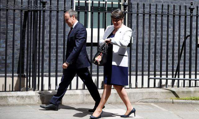 DUP-Chefin Arlene Foster und ihr Stellvertreter Nigel Dodds treffen in der Downing Street zu Gesprächen mit Theresa May ein.  
