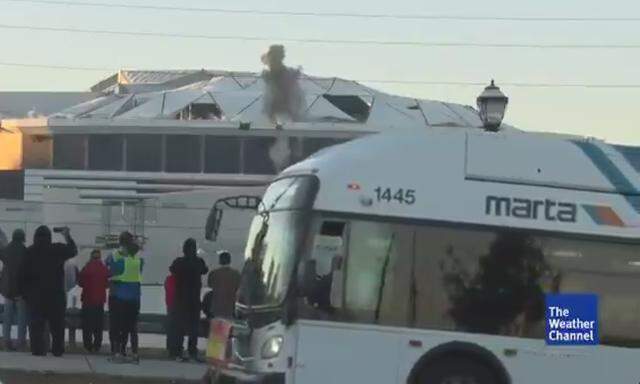 Ein Bus zur falschen Zeit für den Weather Channel, der den Abriss des Georgia Domes filmen wollte.
