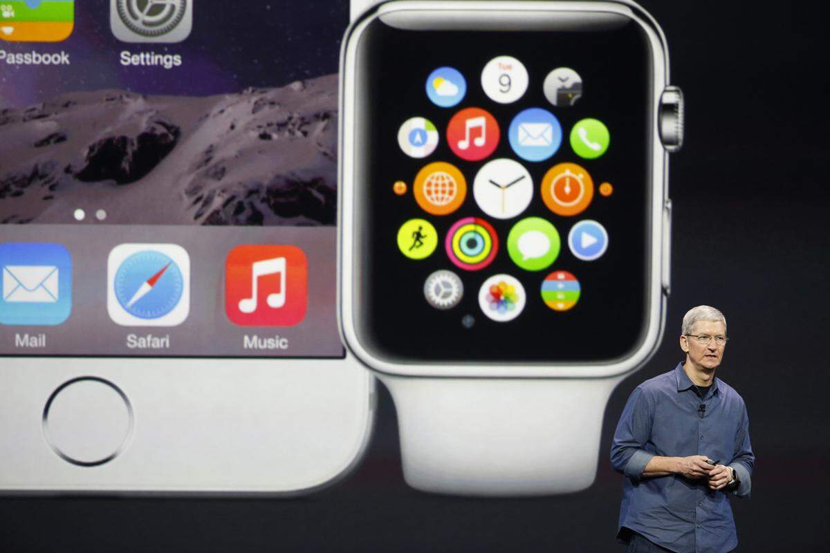Unter seiner Leitung wurde auch die Apple-Watch präsentiert und damit eine neue Sparte ins Leben gerufen. Außerdem wurde unter seiner Führung auch das iPhone 6 Plus vorgestellt, das erste Phablet aus dem Hause Apple. Unter Steve Jobs eine unvorstellbare Sache. Bis zum Schluss hielt er daran fest, dass 3,5 Zoll die optimale Bildschirmgröße ist.
