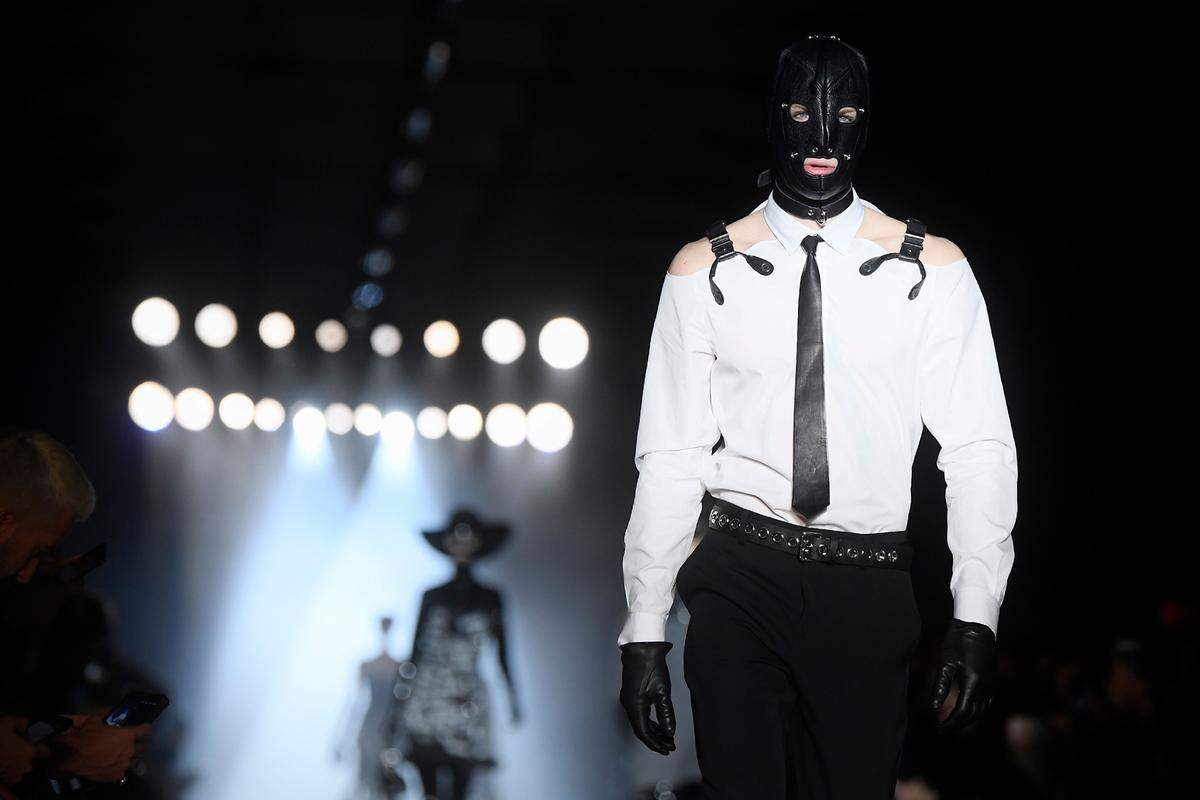 Fetisch ist wieder einmal in der High Fashion angekommen. Genauer gesagt in der Kollektion von Moschino bei der Mailänder Modewoche. Der großzügige Einsatz von Latex - auch in Form von Gesichtsmasken - erinnert stark an die SM-Szene.