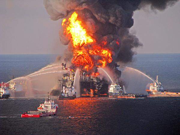 Ausgelöst hatte die Katastrophe die Explosion der Bohrinsel "Deepwater Horizon". Die brennende Plattform ist zwei Tage, nachdem sie in die Luft gegangen war, gesunken.