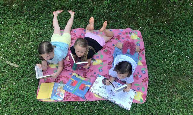 Sophie liest das „Gruselhandbuch“, Amélie „Matilda“ und Vicky „Stoffel“.