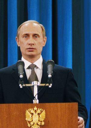 Der neue Präsident wird angelobt. Wladimir Putin und sein Vorgänger Boris Jelzin im Kreml am 7. Mai 2000.
