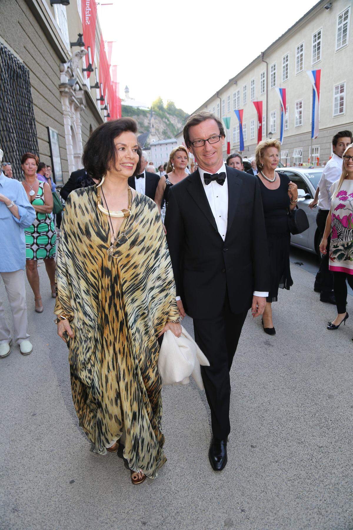 Bianca Jagger kam im Animal-Print ins Festspielhaus.