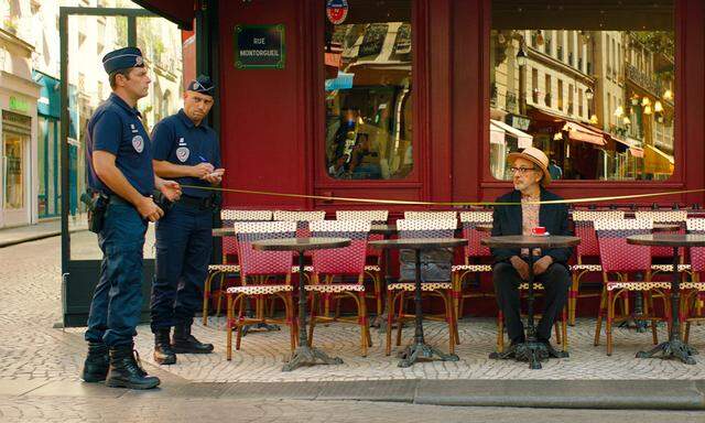 Ist das der europäische Ordnungswahn? In Paris misst die Polizei Terrassenbreiten nach, der Dandy aus Palästina (Elia Suleiman) wundert sich still.