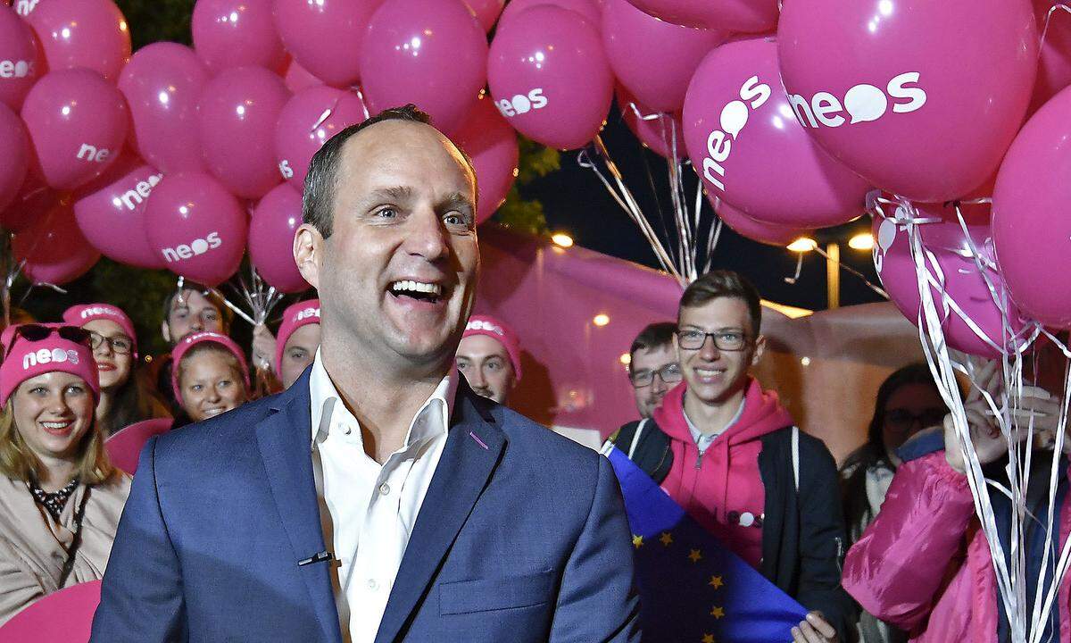 "Es ist ein wenig wie auf dem Maturaball, wo man irgendwann die Sektbar sucht. Alle sind leicht verwirrt und irren herum." Die Hofburg ist ein Labyrinth für Neos-Chef Matthias Strolz.