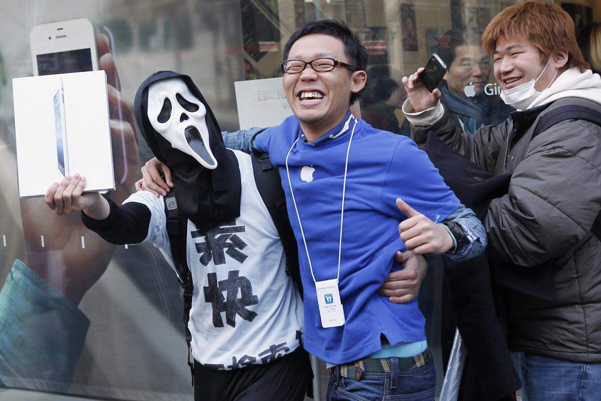 In Tokio feierten die zum Teil kostümierten Fans die Angestellten des Apple Stores wie Helden.