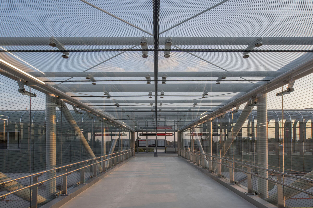 Station Neulaa. Steg zwischen Ada-Christen-Gasse und Bahnsteig. 