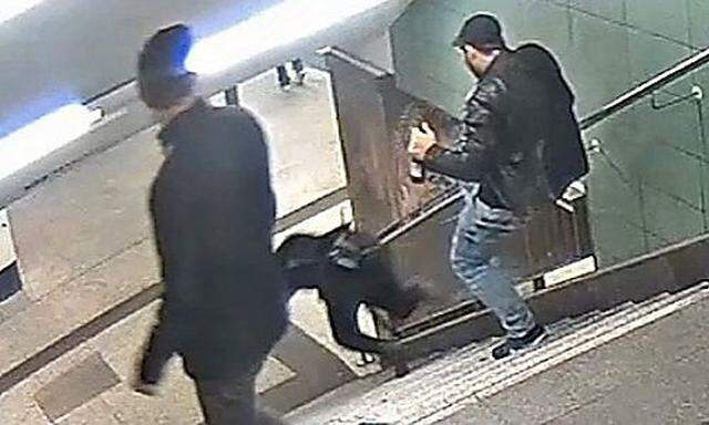 Standbild aus dem Video des Tret-Angriffs in der Berliner U-Bahn-Station Hermannstraße