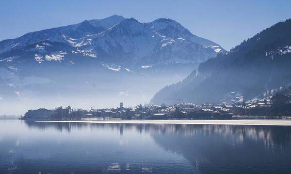 Preis: 4275 Euro Zusammen mit Zell am See ist Kaprun als Urlaubsdestination Zell am See-Kaprun bekannt. Traurige Bekanntheit erhielt Kaprun nach dem Unglück der Kitzsteinhorner Gletscherbahn im November 2000, bei dem 155 Menschen starben. Das Gletscherskigebiet Kitzsteinhorn ist ganzjährig befahrbar.