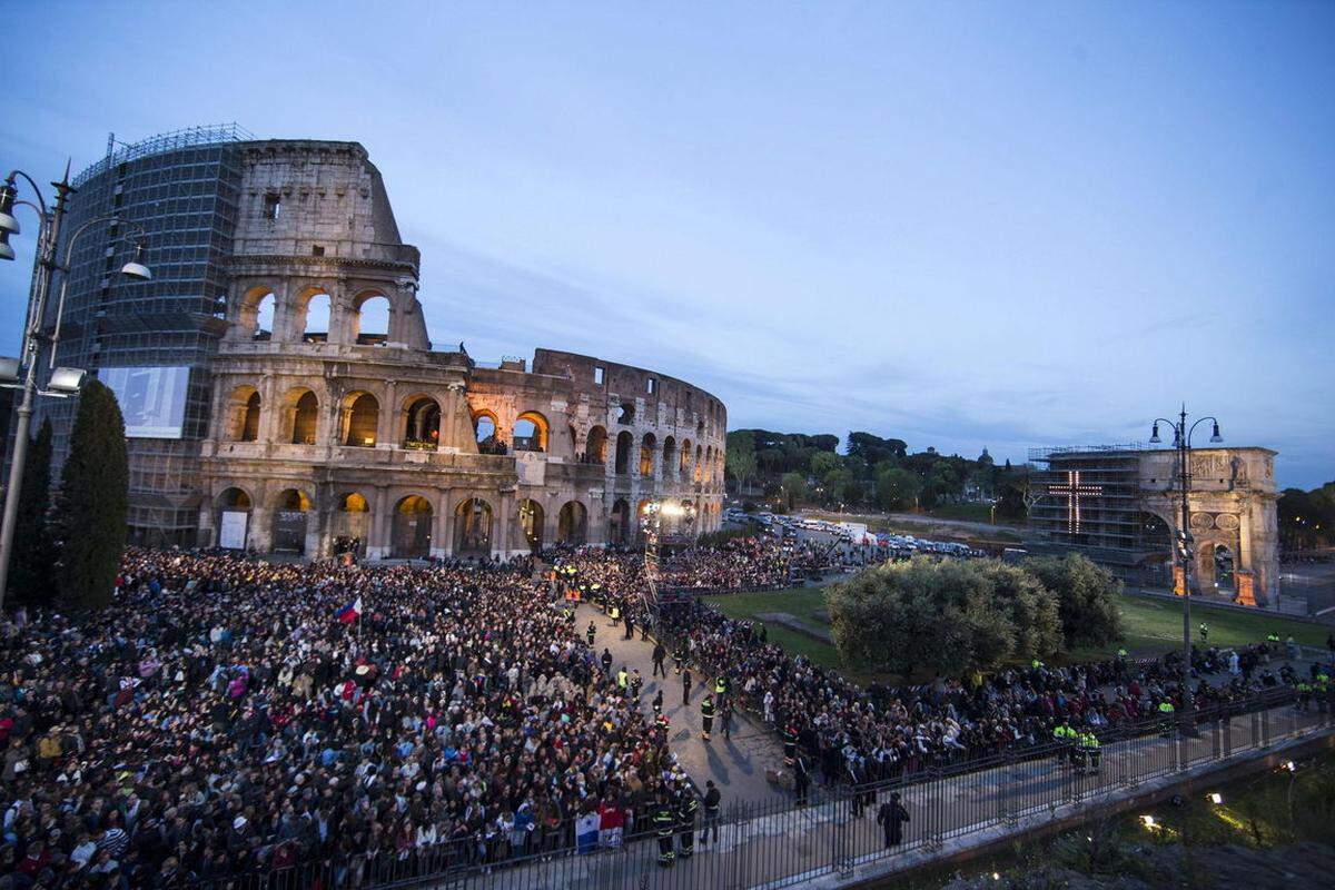 An der abendlichen Zeremonie mit dem Pontifex vor Roms Wahrzeichen beteiligten sich zehntausende Gläubige, Pilger und Touristen. Viele von ihnen hatten stundenlang auf den Beginn der Zeremonie vor dem Kolosseum gewartet.
