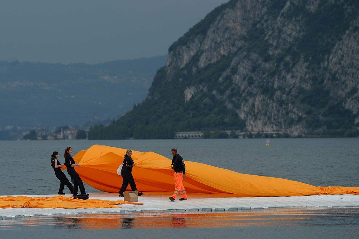 Der Stoff wurde erst kurz vor der Einweihung auf die Schwimmwürfel gezogen. Nur zwei Jahre Vorlaufzeit hatten die "Floating Piers", das ist für Kunstwerke von Christo vergleichsweise wenig. Für die Verpackung des Reichstags in Berlin waren fast 25 Jahre Vorbereitung nötig.  