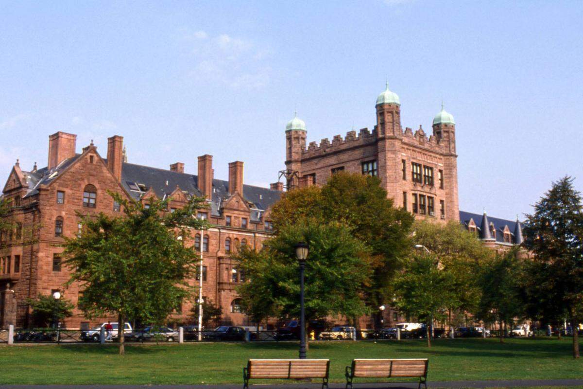 Die Yale University im US-Bundesstaat Connecticut liegt gleichauf. Beeindruckend: 49 Nobelpreisträger haben in Yale studiert, gelehrt oder gearbeitet. Zu den Absolventen der Universität zählen fünf US-Präsidenten, 19 Richter des Obersten Gerichtshofs der USA und diverse ausländische Staatsoberhäupter.