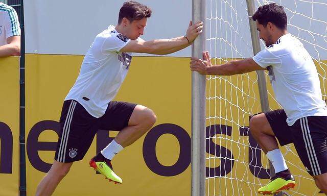 Mesut Özil und Ilkay Gündogan beim Training