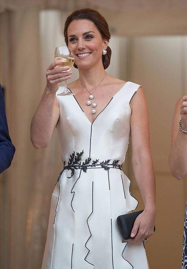 Ein feines Farn-Detail spannte sich wie ein Gürtel um das Kleid, eine große Perlenkette und Balenciaga-Perlenohrringe fingen das schimmernde Weiß des Stoffes ab. Ein festlicher - und gelungener - Cocktaillook.