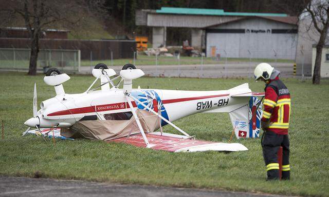 Auch in der Schweiz tobte "Burglind" und drehte etwa dieses Kleinflugzeug am Flugplatz Buochs um.