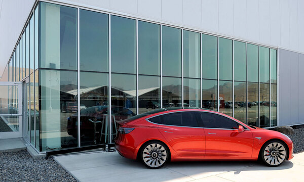 Ein Prototyp des Tesla Model 3