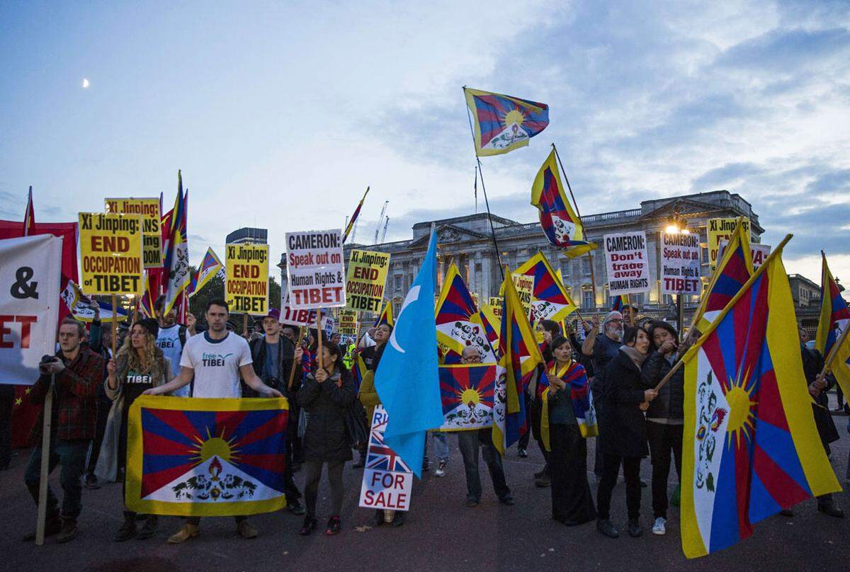Auch sonst verlief der chinesische Staatsbesuch nicht frei von Protesten. Auch wenn Tausende Chinesen Xi und seiner Ehefrau zur Begrüßung auf den Straßen Londons zujubelten, protestierten einige Hundert Demonstranten gegen die Tibet-Politik Pekings.