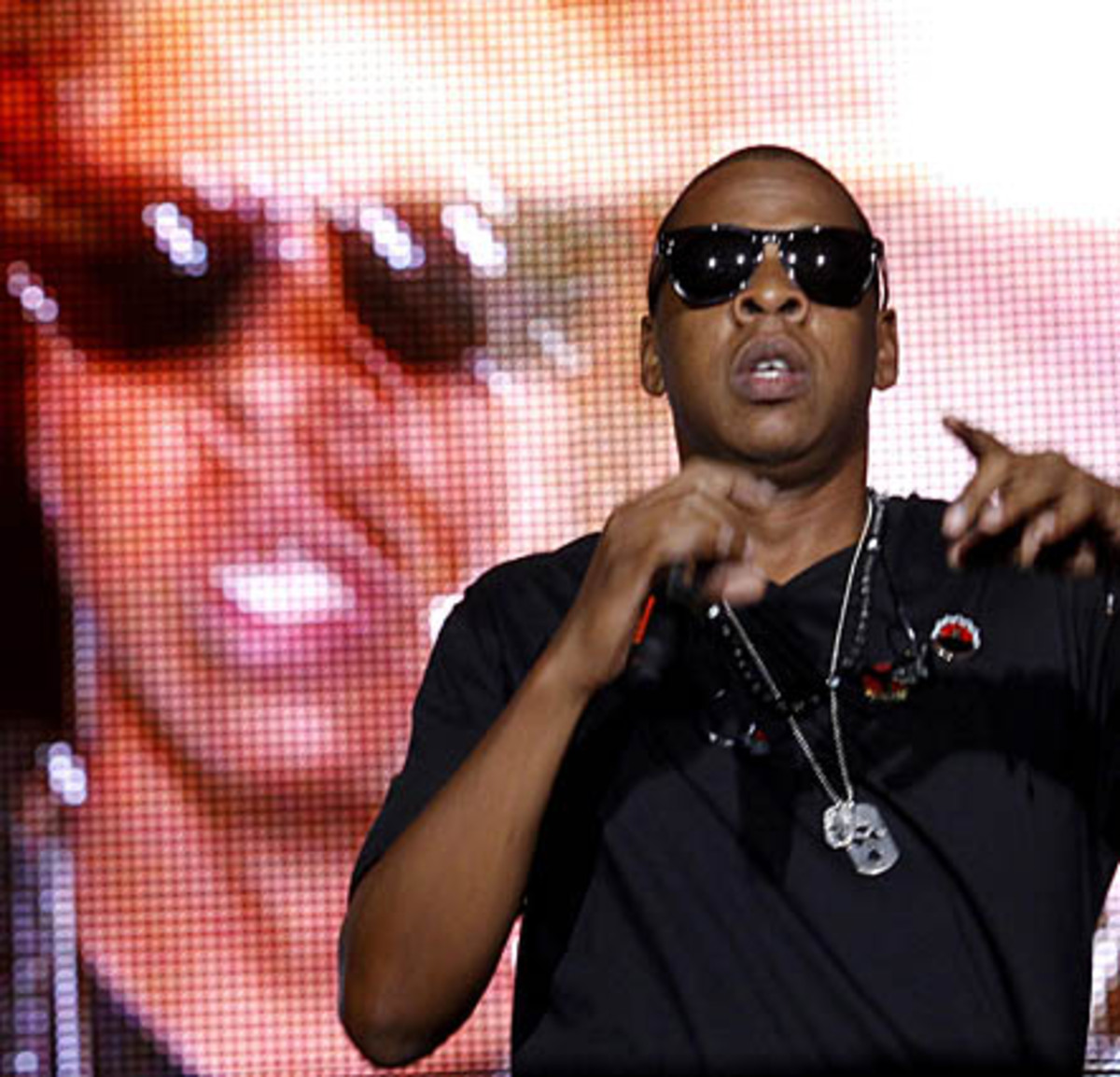 Zusammen mit seiner Ehefrau Beyonce (Platz drei) ist der Hip Hop-Star das Königspaar der Branche. E hat ein neues Album auf den Markt gebracht und eine erfolgreiche Tour absolviert, verdient aber auch abseits der Musikbranche recht gut: Etwa durch die Beteiligung an einer Nachtclub-Kette, die Produktion des erfolgreichen Broadway-Musicals "Fela!" und dem Basketballteam New Jersey Nets, bei dem er Mitbesitzer ist. Ganz schon ehrgeizig für jemanden, der von sich selber sagt, er sei kein Business-Mann.  Verdienst: 63 Millionen Dollar