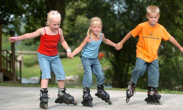 Kinder beim Rollerskaten