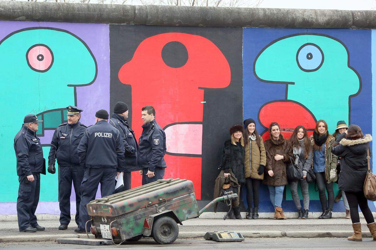 Der Künstler Thierry Noir, dessen Bilder vermutlich betroffen sein werden, sagte der Nachrichtenagentur dpa: "Ich finde es unerträglich zu sehen, dass die Mauer hier einfach so brutal abgerissen wird."