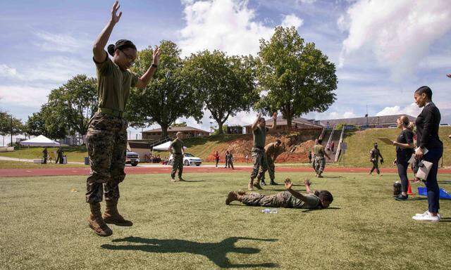 US-Marines trainieren Burpees.
